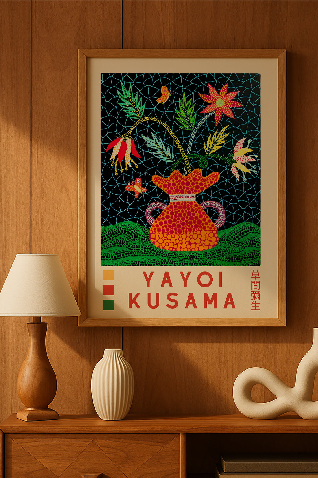 Yayoi Kusama lacivert fonda çiçekli vazo sergi posteri – 2. görsel