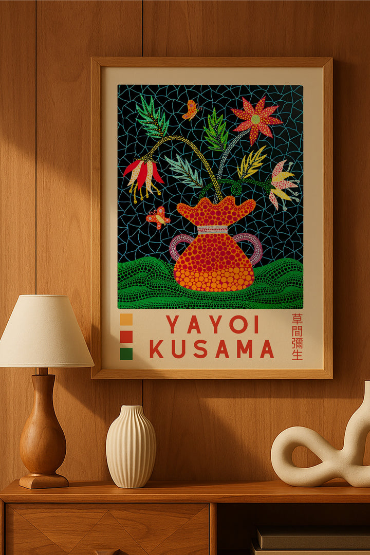 Yayoi Kusama lacivert fonda çiçekli vazo sergi posteri – 2. görsel