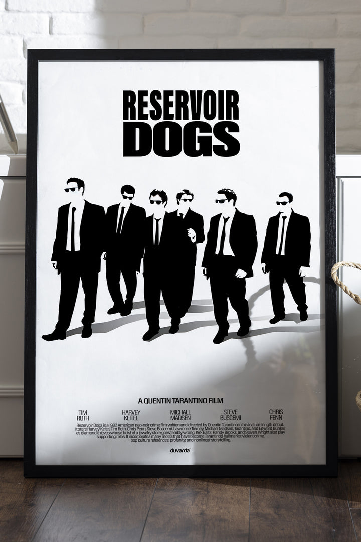 Beyaz zeminde siyah siluetler Reservoir Dogs minimal film posteri