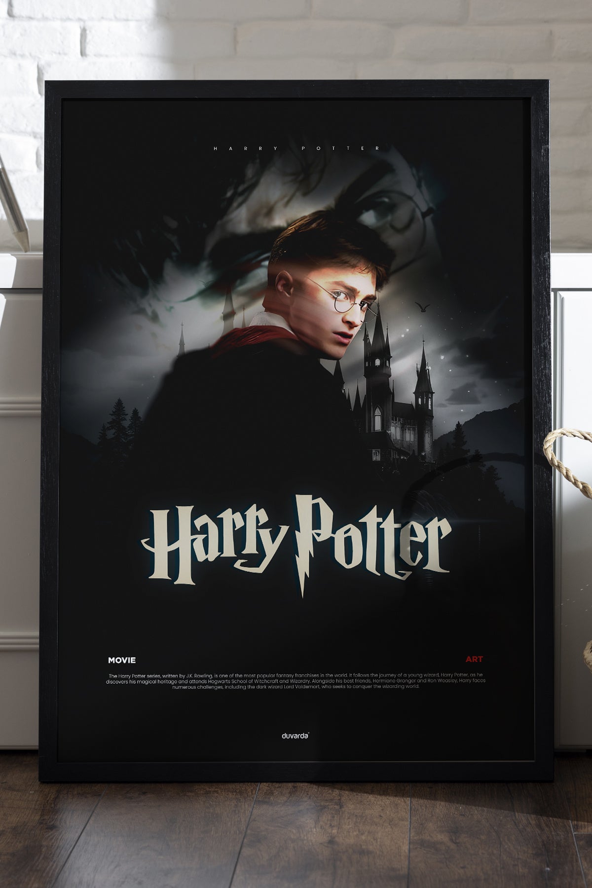 Harry Potter siyah zeminde asa tutan büyücü film posteri çerçeveli tablo
