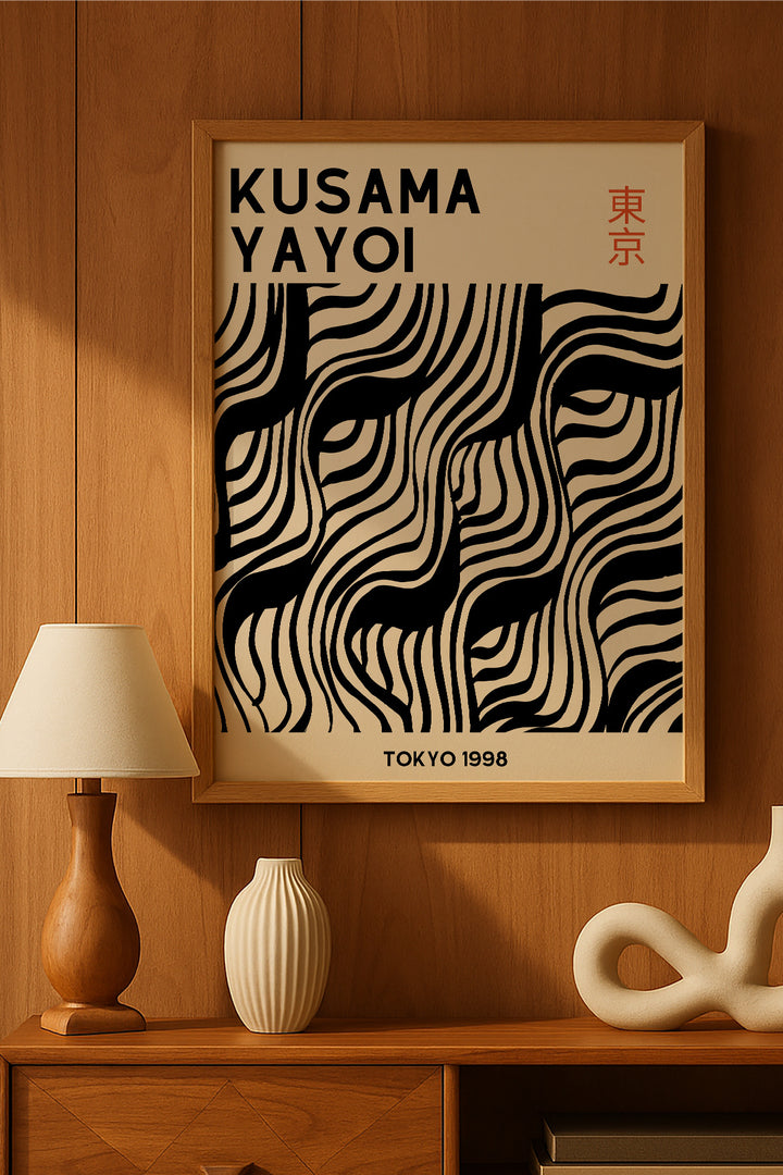 Yayoi Kusama siyah beyaz dalga desenli Tokyo sergi posteri – 2. görsel