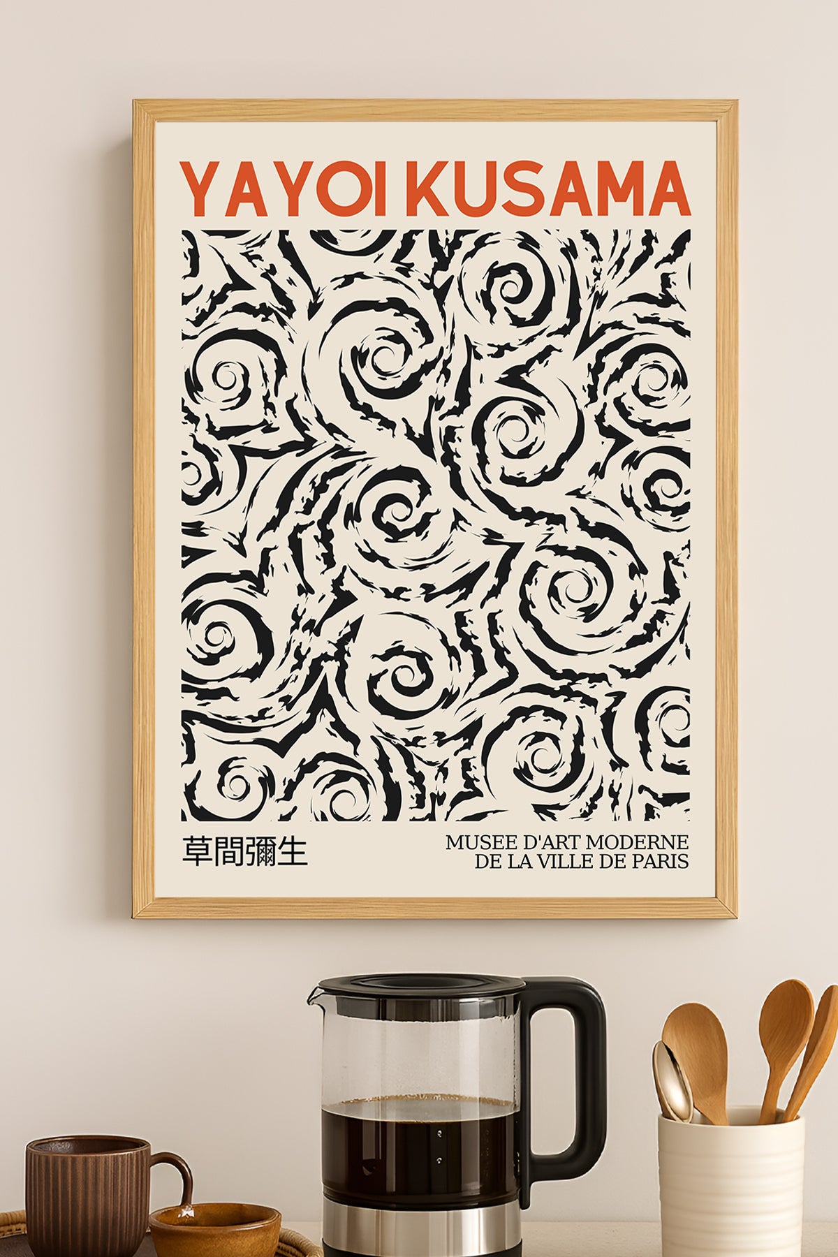 Yayoi Kusama siyah girdap desenli kırmızı başlıklı sergi posteri – 3. görsel