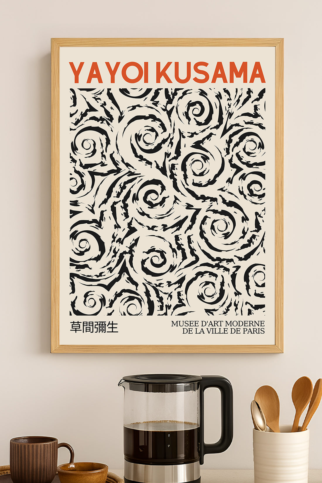 Yayoi Kusama siyah girdap desenli kırmızı başlıklı sergi posteri – 3. görsel