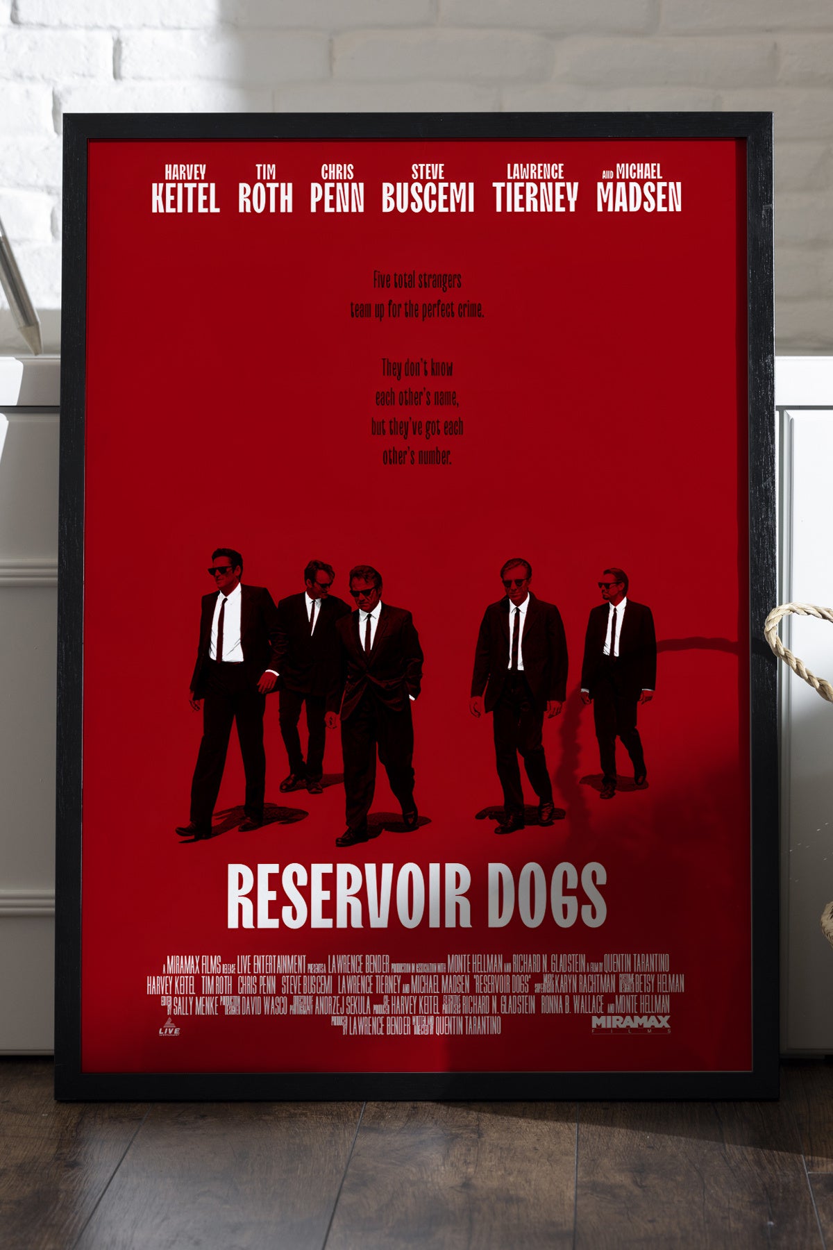 Kırmızı zeminde takım elbiseli adamlar Reservoir Dogs film posteri